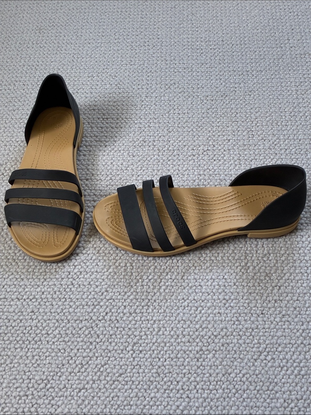 CROCS Open Flat Sandals, Black/Tan, Size 6 - Picture 2 of 9